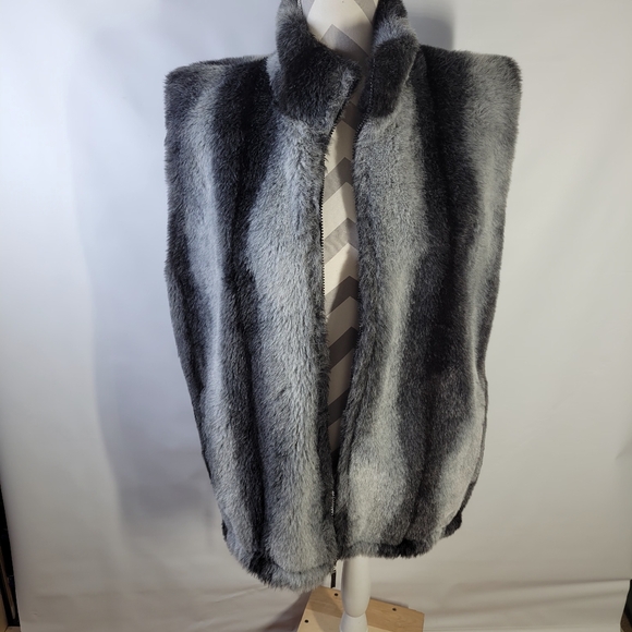 Duffel Outdoor Faux Fur ZIp Front Vest Side Pockets Lined Size Small - Picture 8 of 11